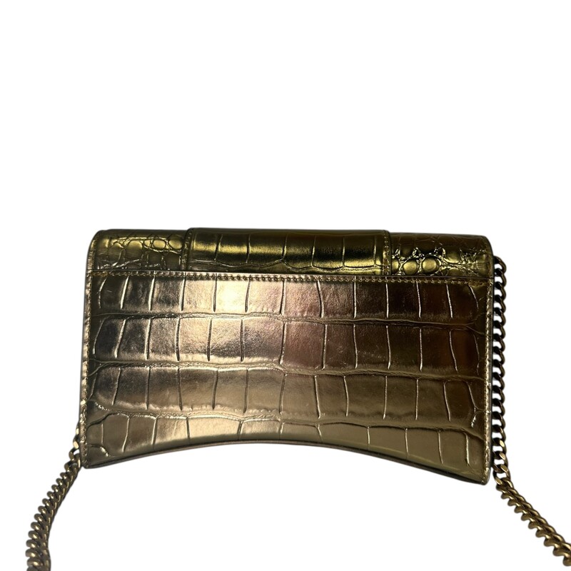 Balenciaga Hourglass WOC Metallic Gold<br />
<br />
Code: 656050.8005.Q.535<br />
<br />
Dimensions:<br />
7.5W x 4.5H x 2D<br />
None handle drop<br />
21.5 strap drop<br />
<br />
In very good condition. Light scuffing to the hardware and leather.<br />
<br />
Does not come with the original dust bag or box.