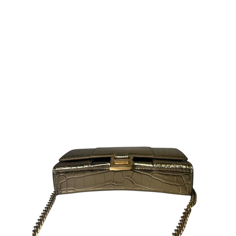 Balenciaga Hourglass WOC Metallic Gold<br />
<br />
Code: 656050.8005.Q.535<br />
<br />
Dimensions:<br />
7.5W x 4.5H x 2D<br />
None handle drop<br />
21.5 strap drop<br />
<br />
In very good condition. Light scuffing to the hardware and leather.<br />
<br />
Does not come with the original dust bag or box.