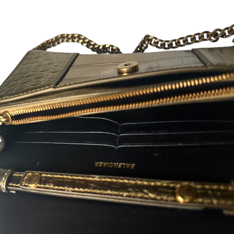 Balenciaga Hourglass WOC Metallic Gold

Code: 656050.8005.Q.535

Dimensions:
7.5W x 4.5H x 2D
None handle drop
21.5 strap drop

In very good condition. Light scuffing to the hardware and leather.

Does not come with the original dust bag or box.