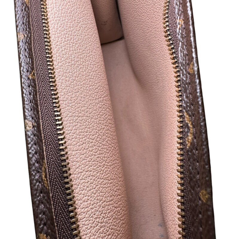 Louis Vuitton Poche Toilette Monogram<br />
<br />
Date Code: SA4195<br />
<br />
Dimensions:<br />
7.9 x 9.8 x 2.2 inches<br />
(Length x Height x Width)<br />
<br />
In very good condition. Light marks to the inside.<br />
<br />
Does not come with the original dust bag or box.