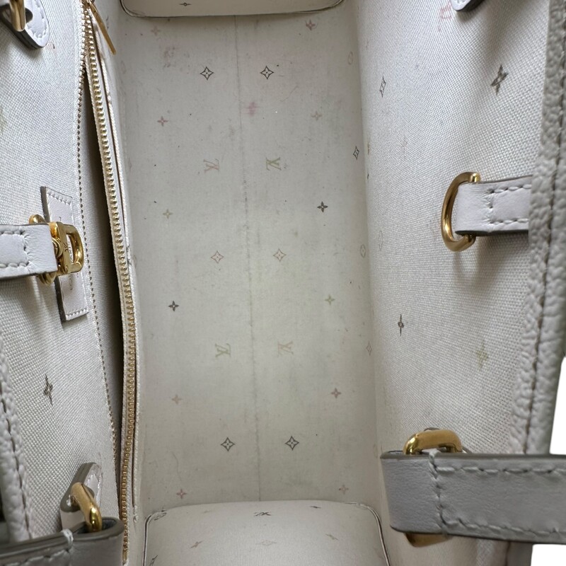 Louis Vuitton OntheGo MM Spring in the City<br />
<br />
Date Code: Chipped<br />
<br />
Dimensions:<br />
13.8 x 10.6 x 5.5 inches<br />
(Length x Height x Width)<br />
<br />
In verry good condition. Light wear to the interior.<br />
<br />
Does not come with the original dust bag or box.