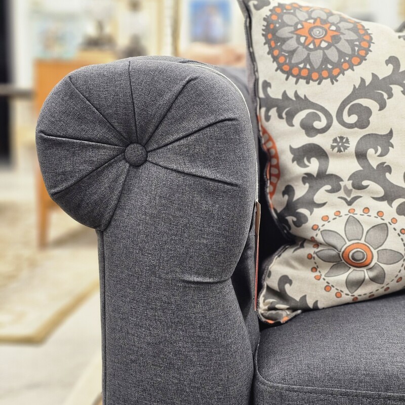 Linen Roll Arm Tufted Sofa<br />
Size: 82Lx29Hx33W