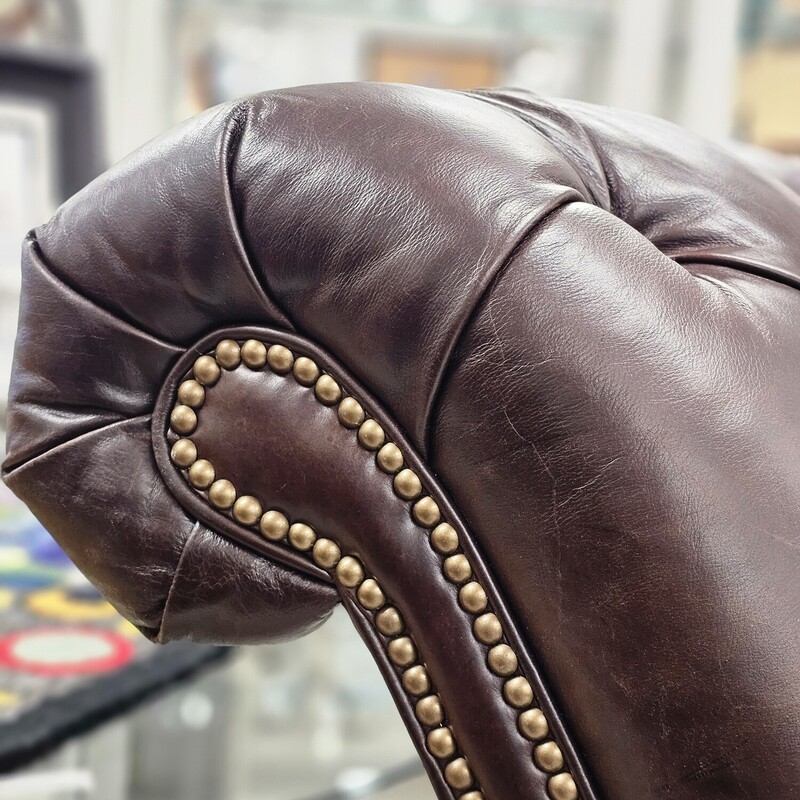 Old Hickory Tannery Chair<br />
Color: Chocolate Brown<br />
Size: 72Lx47Dx45H Inches<br />
<br />
*Includes 2 zippered, double-sided accent pillows with down inserts.