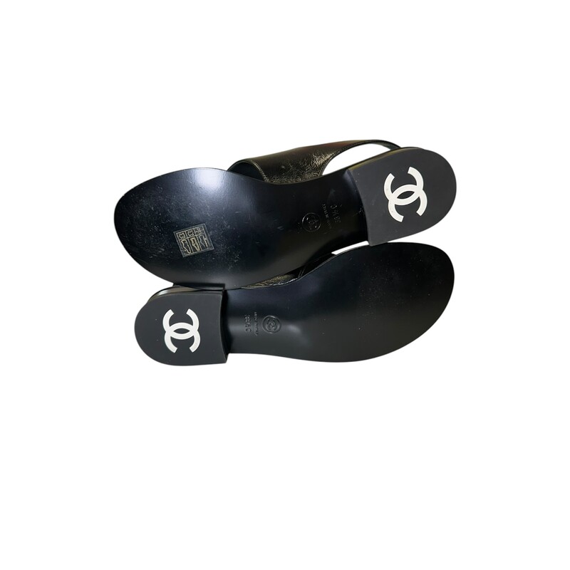 Chanel Leather Buckle with Pearl Interlocking CC Logo<br />
<br />
Size 38.5<br />
<br />
Code: 637414<br />
<br />
In very good condition. Light scuffs to bottonm sole.<br />
<br />
Comes with the original box.