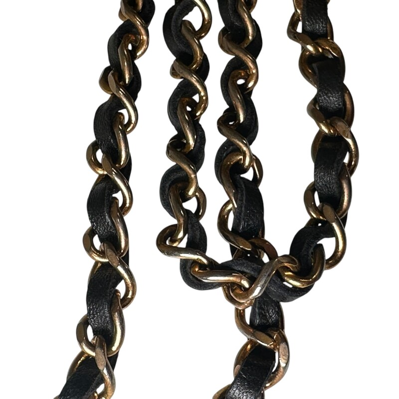 Chanel Chain Leather Gold Vintage Belt<br />
<br />
Size Medium 90cm<br />
<br />
In good condition. Tarnishing to the hardware.<br />
<br />
Does not come with the original dust bag or box.