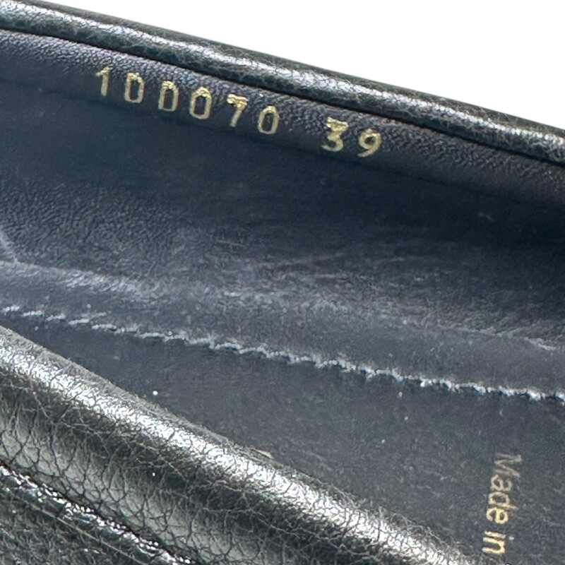 Prada Black Leather Bow  Logo Loafers<br />
<br />
Size:  39<br />
<br />
Style Code: 1DD070<br />
<br />
In very good condition. Some minor wear of the leather by the toe fronts.<br />
<br />
Comes with box. No dust bag.