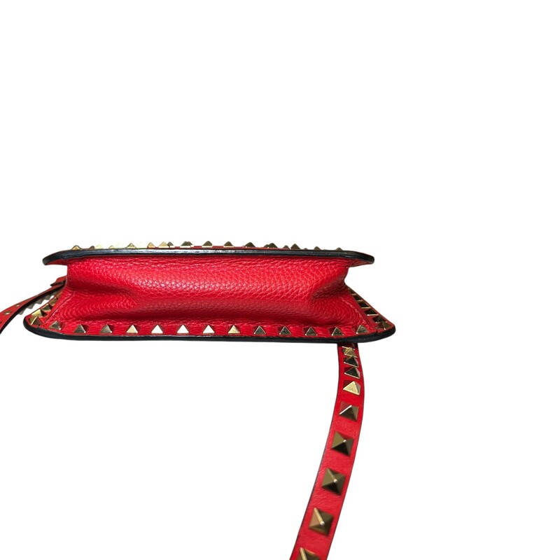 Valentino Slide Slip Pebbled Rockstud Crossbody

Dimensions:
9inx6.5inx2.5in
Strap Drop: 17.25in

In very good condition.

Comes with the original dust bag. No box.