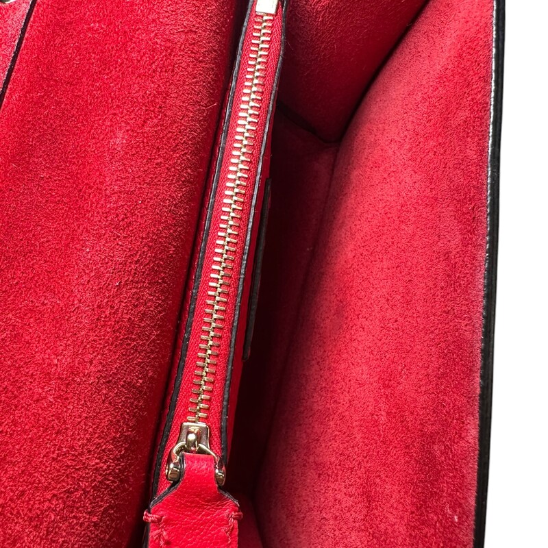 Valentino Slide Slip Pebbled Rockstud Crossbody<br />
<br />
Dimensions:<br />
9inx6.5inx2.5in<br />
Strap Drop: 17.25in<br />
<br />
In very good condition.<br />
<br />
Comes with the original dust bag. No box.