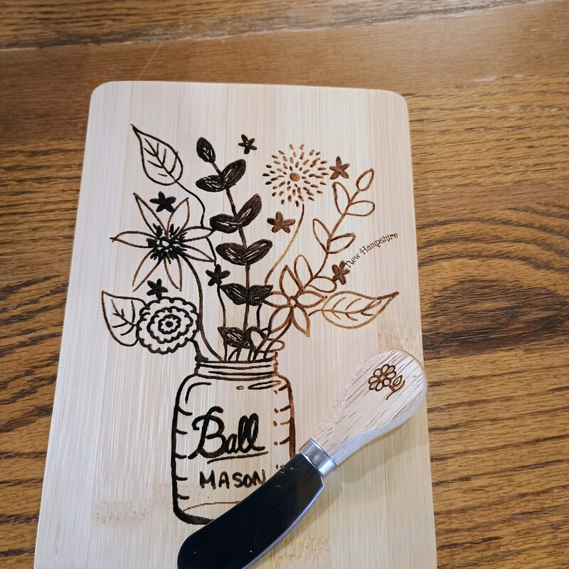 Floral Cheese Board/Knife

Nice size cheese board with knife.

Size: 6 in X 9 in