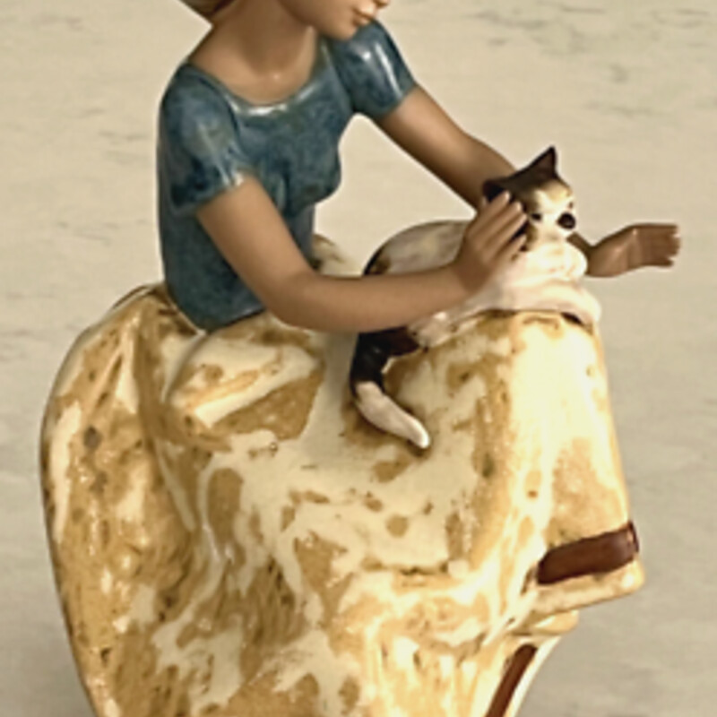 Lladro Repose Girl With Cat Figurine
Blue Brown Yellow Tan Size: 5.5 x 8.5H
#2169
Original box included