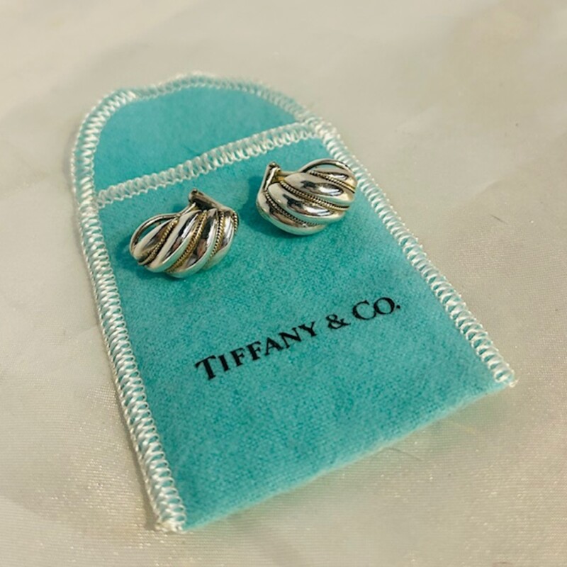 Tiffany & Co 925/18k Shrimp Earrings<br />
Silver and Gold<br />
Size: 0.8 x 0.5L<br />
Comes with original Tiffany & Co. bag