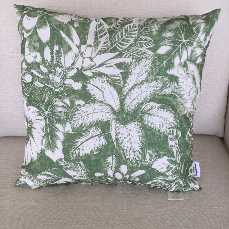 Indoor/Outdoor Toss Cushion Leaf Motif,
Green/Cream,
Size: 19 X 19 In