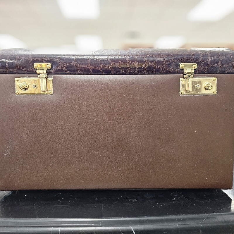 Leather Jewelry Chest<br />
Retail: $350<br />
Size: 17x11x11 Inches