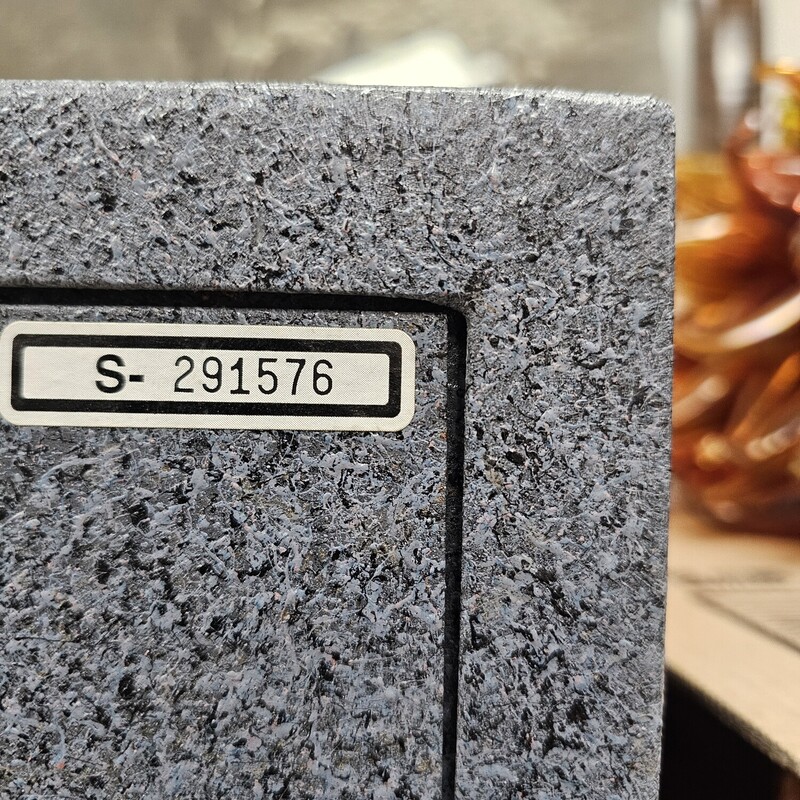 Gardall Safe<br />
Model No. 1818<br />
Size: 25Lx25Hx17W Inches<br />
*Does not include interior shelves