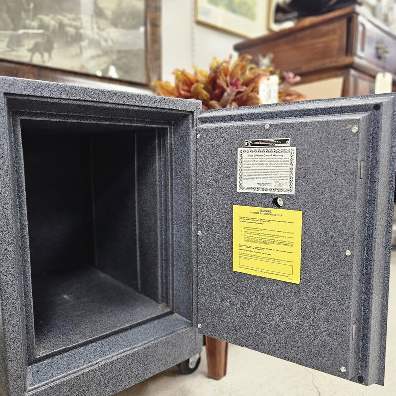 Gardall Safe<br />
Model No. 1818<br />
Size: 25Lx25Hx17W Inches<br />
*Does not include interior shelves