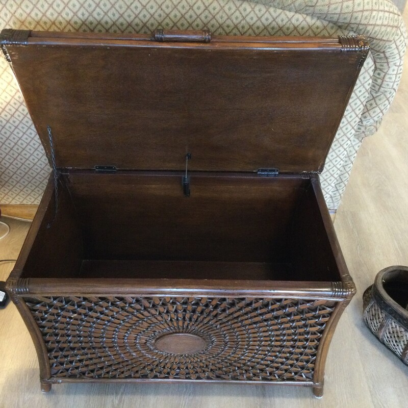 Hope Chest,<br />
Brown,<br />
Size: 33.5 X 20 X 20.5 In