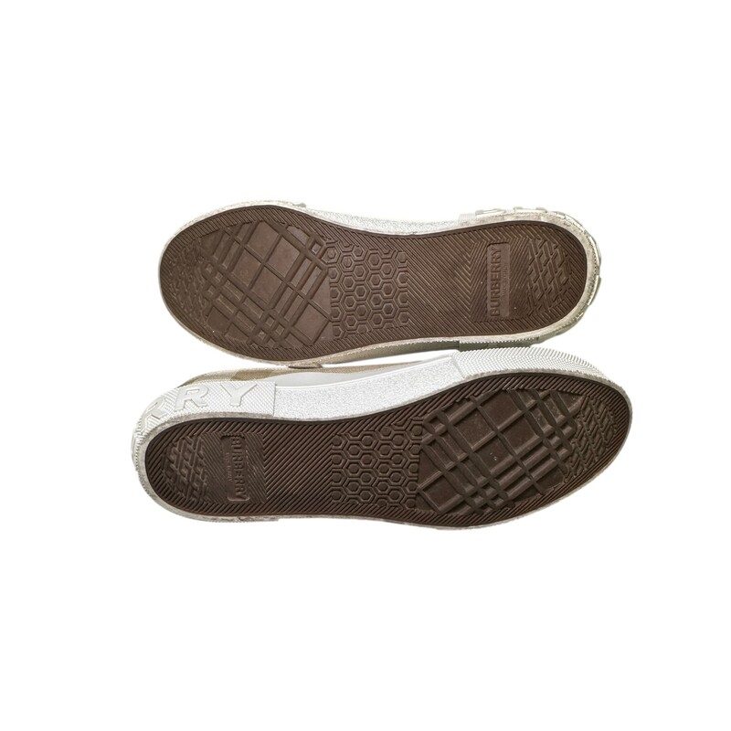 Burberry Check Soft Fawn Sneakers<br />
<br />
Size: 39<br />
<br />
In very good condition. Light scuffs on sole trim<br />
<br />
Comes with the original dust bag and box.