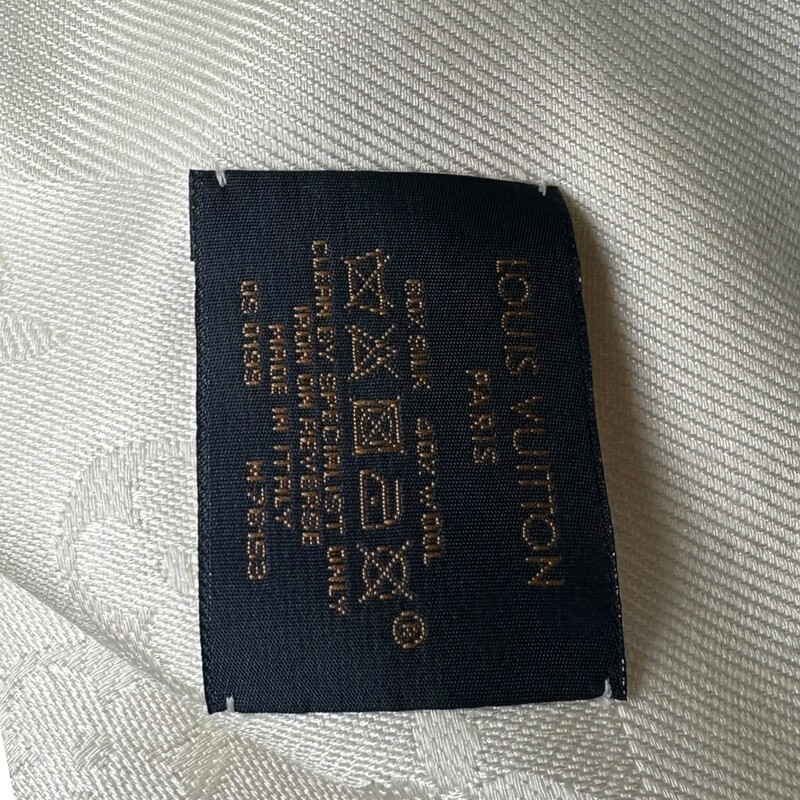 Louis Vuitton Poppygram Polk Dot Scarf<br />
<br />
Style Code: M76153<br />
<br />
Dimensions: 56 L x 27 W inches<br />
<br />
In very good condition.<br />
<br />
Does  come with original box.