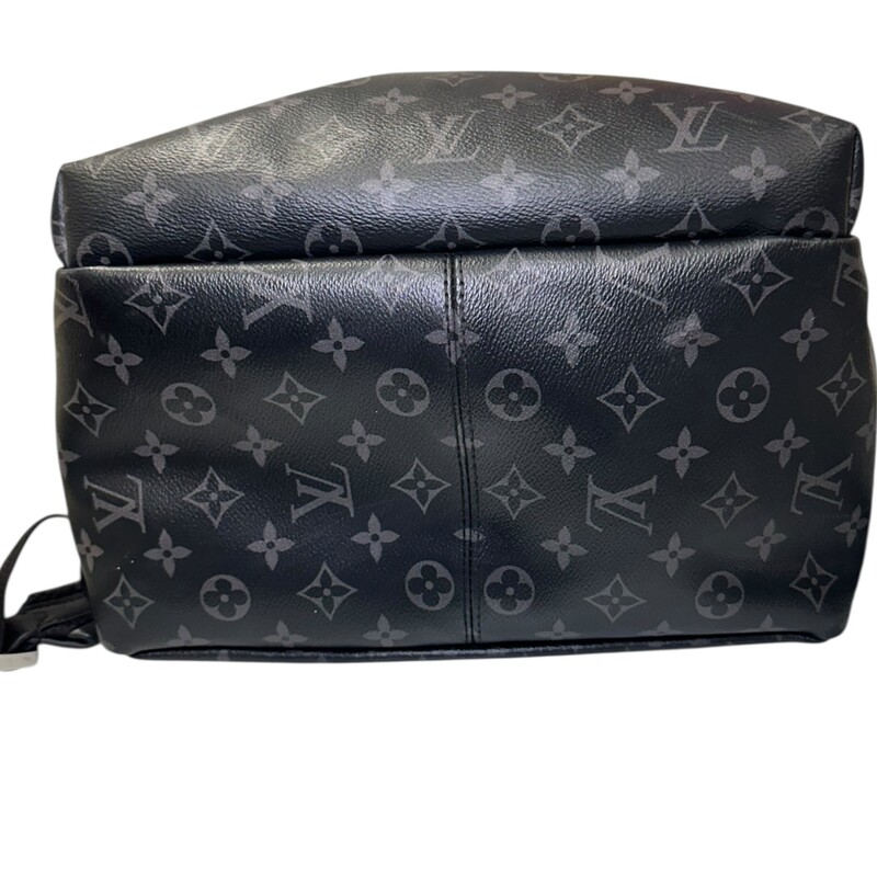Louis Vuitton Discovery Eclipse PM<br />
<br />
Date Code: Chipped/ Entrupy<br />
<br />
Dimensions:<br />
11.4 x 15 x 7.9 inches<br />
(Length x Height x Width)<br />
<br />
In very good condition. Light wear to the leather straps and zipper pockets.<br />
<br />
Does not come with the original dust bag or box.