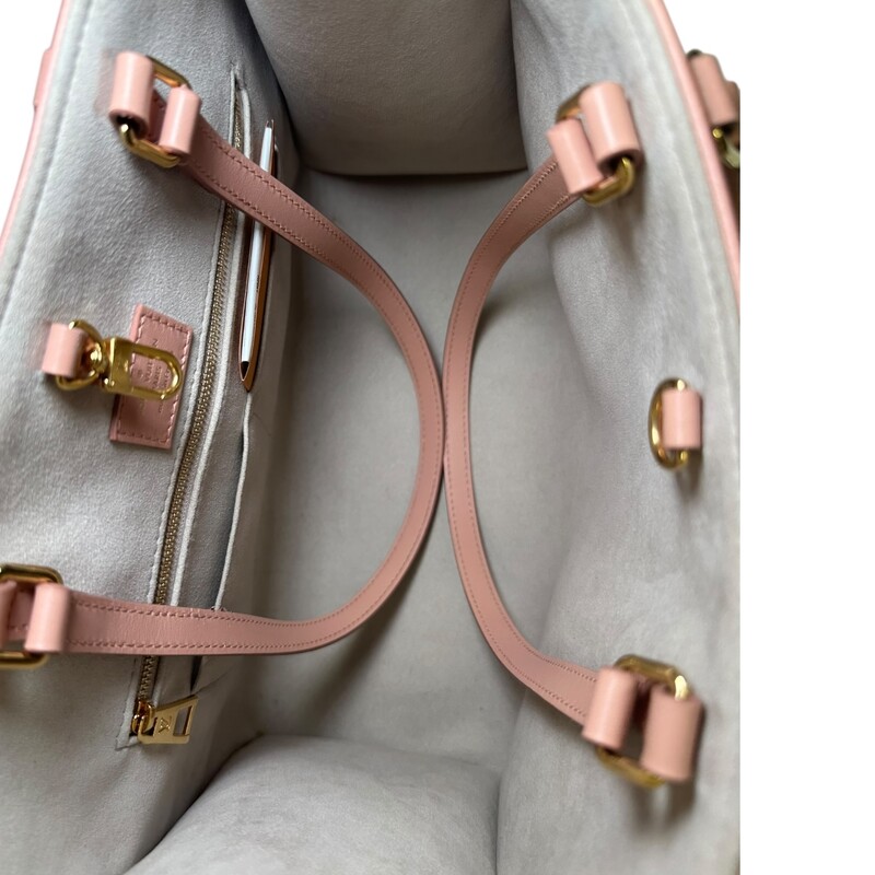 Louis Vuitton OntheGo MM Rose<br />
<br />
Date Code: Microchip<br />
<br />
Dimensions:<br />
Base length: 13.5 in<br />
Height: 10.5 in<br />
Width: 6.75 in<br />
Drop: 5.25 in<br />
Drop: 10.75 in<br />
<br />
In very good condition. Light corner wear. Minor mark on the bottom of the bag.<br />
<br />
Comes with the original dust bag or box.