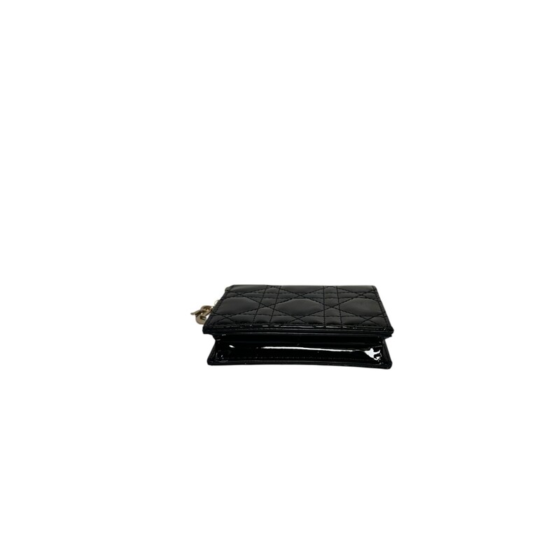 Dior Lady Wallet Cannage Patent Black<br />
<br />
Date Code:<br />
33-MA-1201<br />
<br />
Dimensions:<br />
4.5 x 3.5 x 1 inches (Length x Height x Width)<br />
<br />
In excellent condition.<br />
<br />
Does not come with the original dust bag or box.
