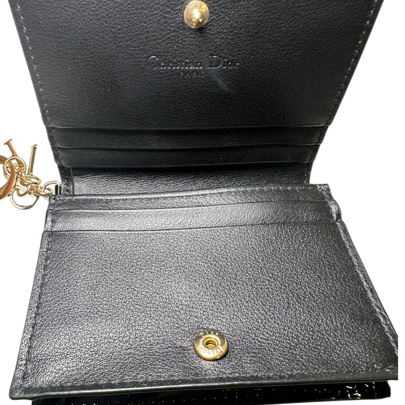 Dior Lady Wallet Cannage Patent Black<br />
<br />
Date Code:<br />
33-MA-1201<br />
<br />
Dimensions:<br />
4.5 x 3.5 x 1 inches (Length x Height x Width)<br />
<br />
In excellent condition.<br />
<br />
Does not come with the original dust bag or box.