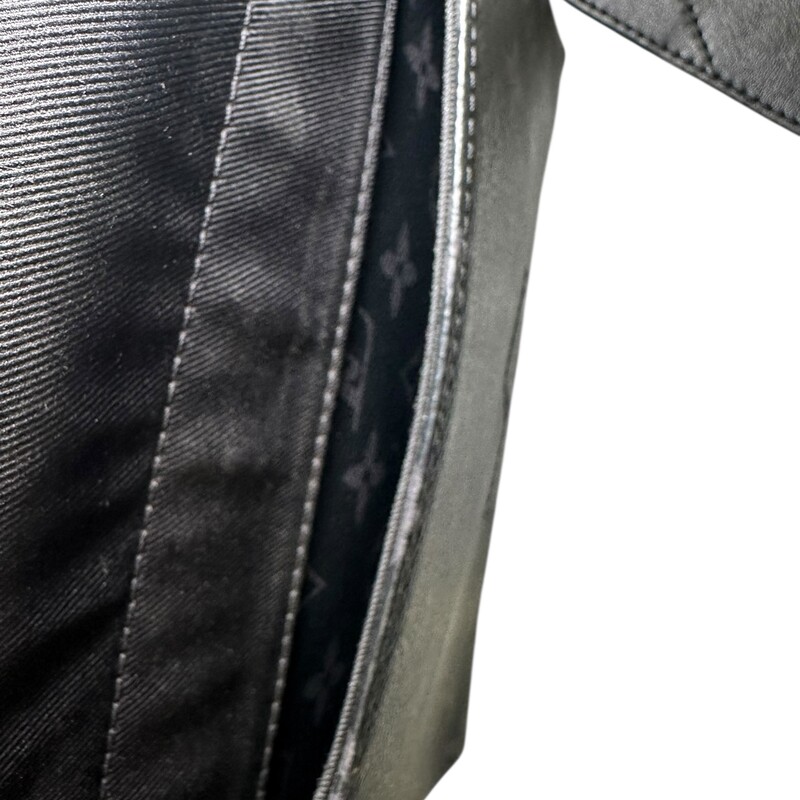 Louis Vuitton Streamer Eclipse Crossbody<br />
<br />
Date Code: Chipped/Entrupy Certificate Provided<br />
<br />
Dimensions:<br />
Base length: 9.25 in<br />
Height: 7 in<br />
Width: 3 in<br />
Drop: 21 in<br />
<br />
In very good condition. Light scratching to the hardware. Light wear to the interior.<br />
<br />
Does not come with the original dust bag or box.