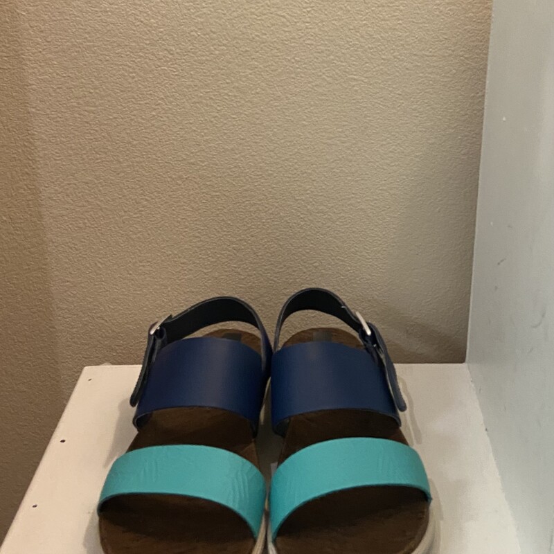 EUC Nvy/Turq Sandal<br />
Nvy/Turq<br />
Size: 8