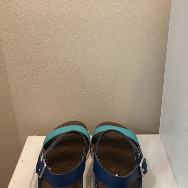 EUC Nvy/Turq Sandal<br />
Nvy/Turq<br />
Size: 8