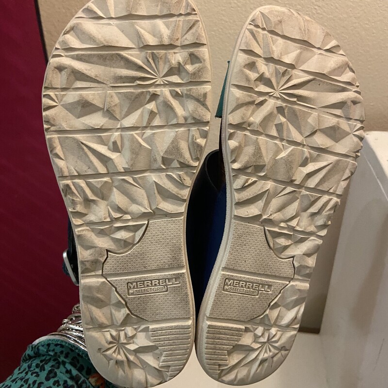 EUC Nvy/Turq Sandal<br />
Nvy/Turq<br />
Size: 8