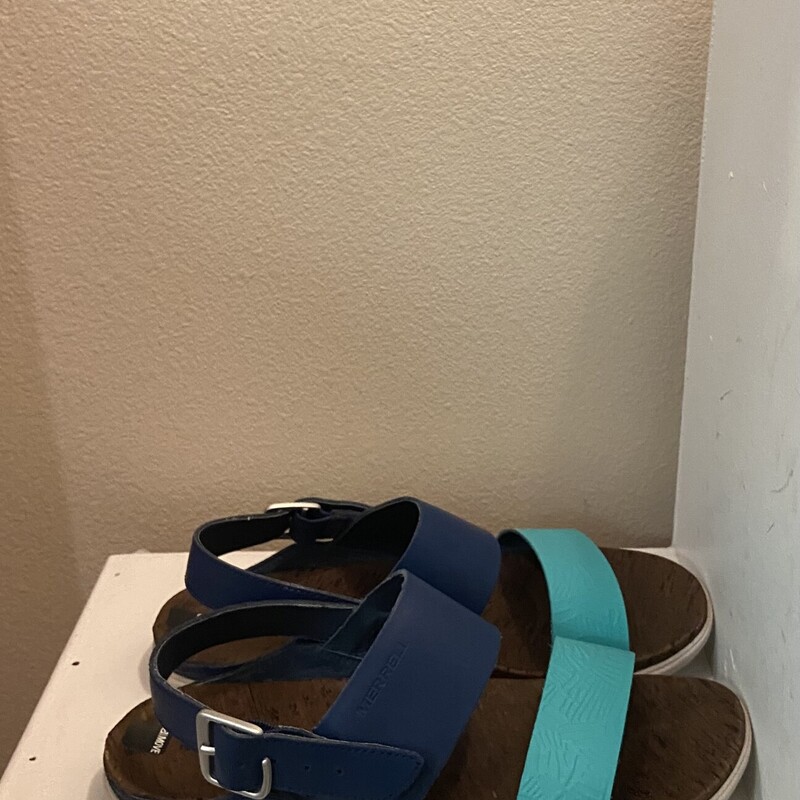 EUC Nvy/Turq Sandal<br />
Nvy/Turq<br />
Size: 8