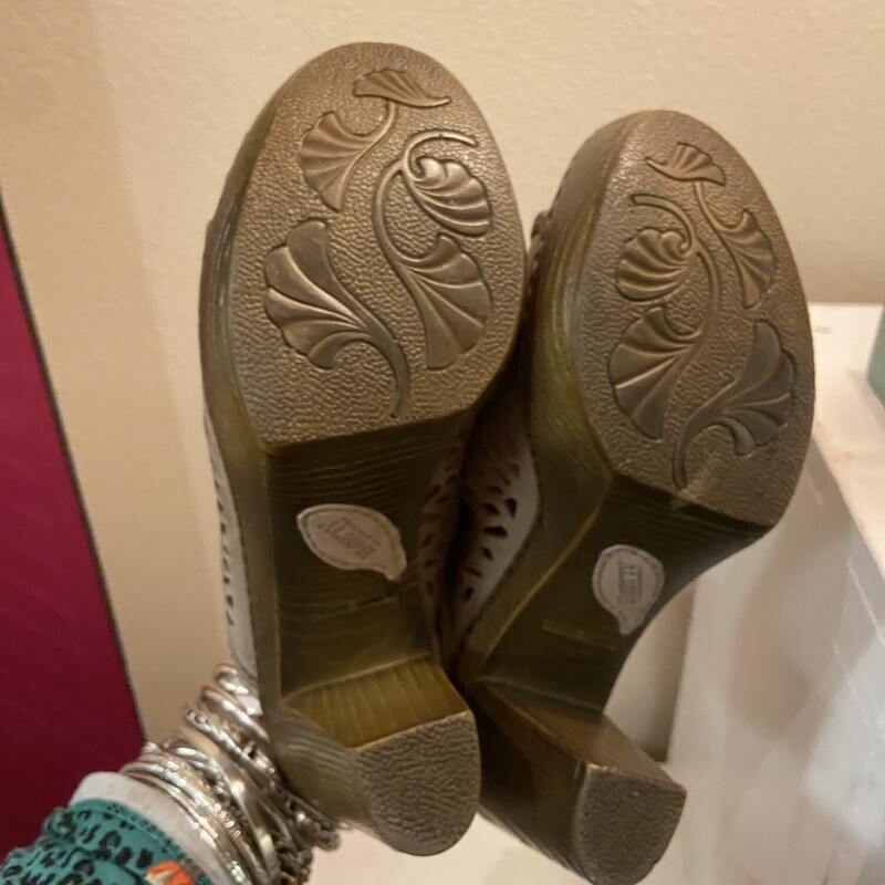 Tn Ctout Lthr Heel Sandal,<br />
Tan<br />
Size: 8