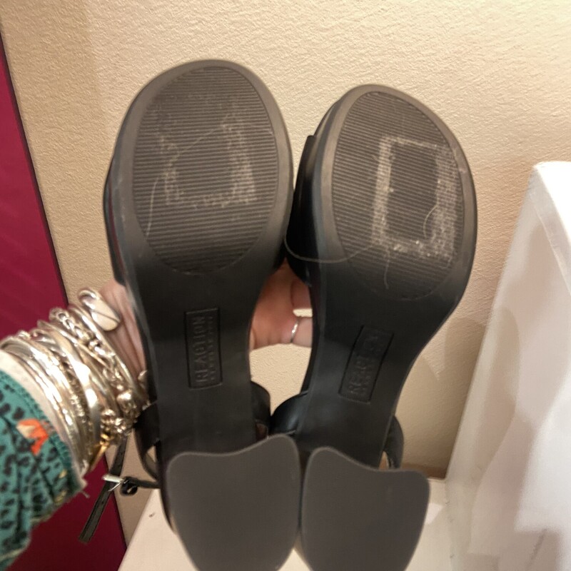 Blk Bckl Pltform Sandal<br />
Black<br />
Size: 8 R $89