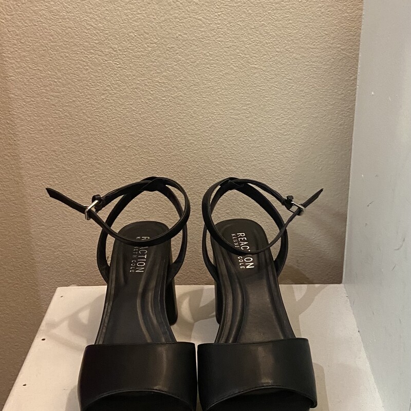 Blk Bckl Pltform Sandal<br />
Black<br />
Size: 8 R $89