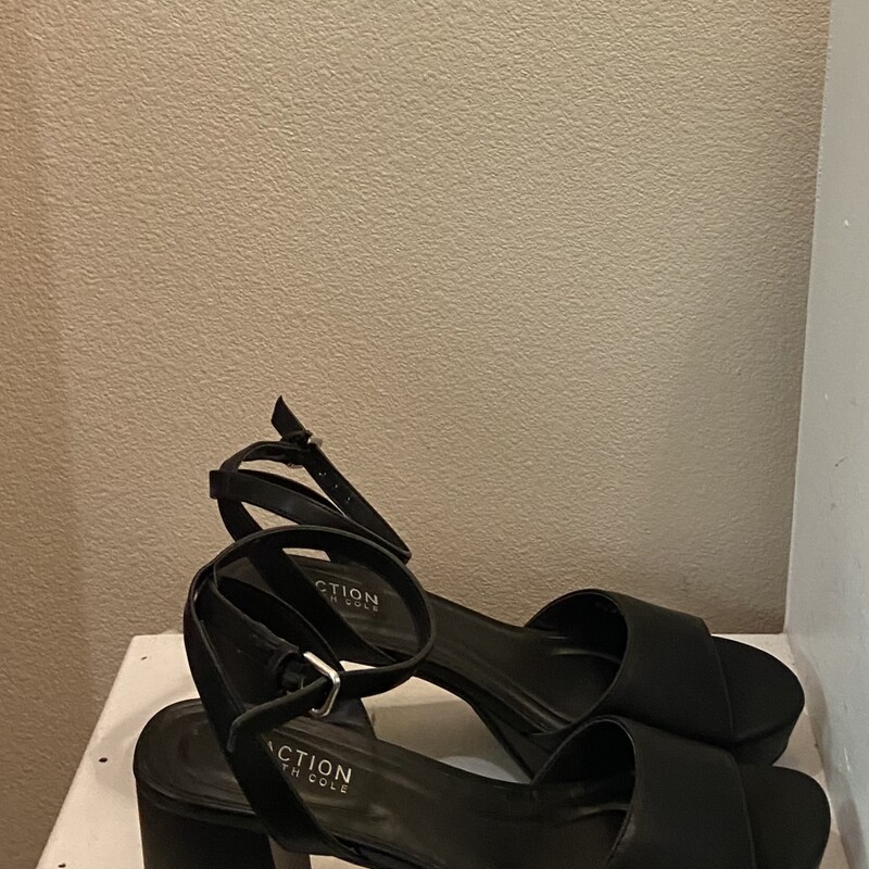 Blk Bckl Pltform Sandal<br />
Black<br />
Size: 8 R $89