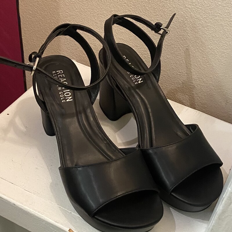 Blk Bckl Pltform Sandal<br />
Black<br />
Size: 8 R $89