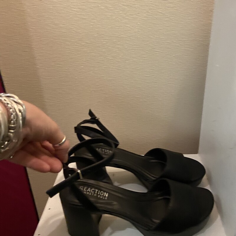 Blk Bckl Pltform Sandal<br />
Black<br />
Size: 8 R $89