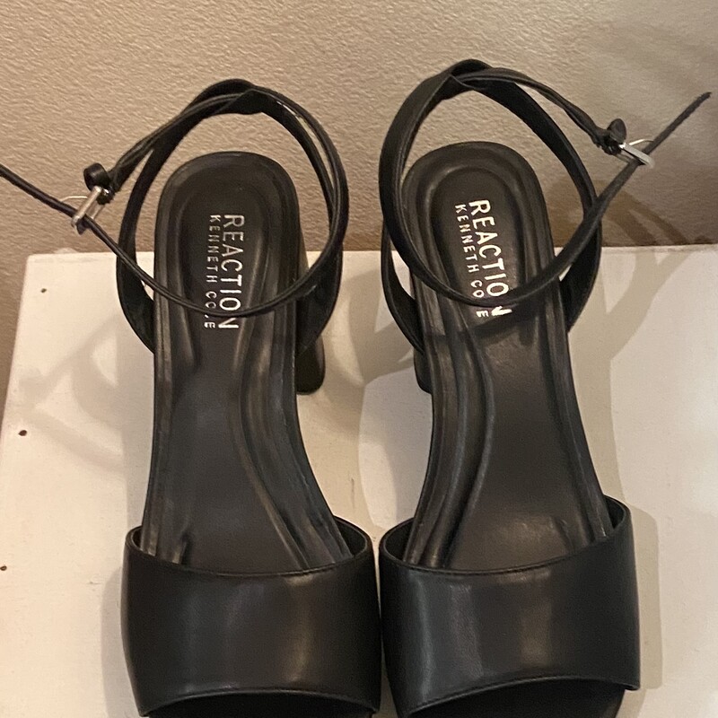 Blk Bckl Pltform Sandal<br />
Black<br />
Size: 8 R $89