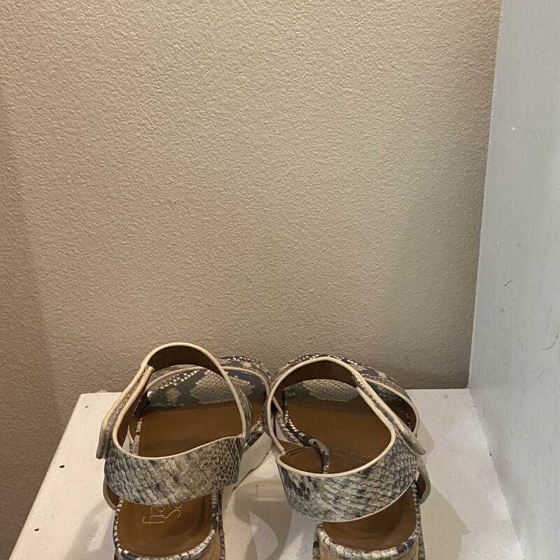 Gry Snake Pat Sandal<br />
Grey<br />
Size: 8 R $65