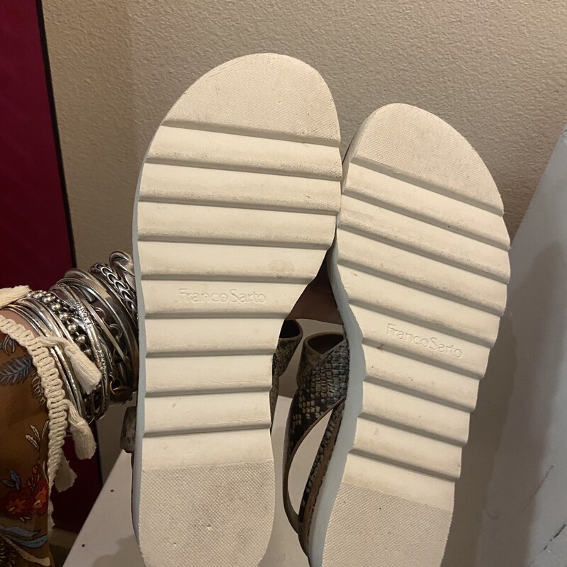 Gry Snake Pat Sandal<br />
Grey<br />
Size: 8 R $65