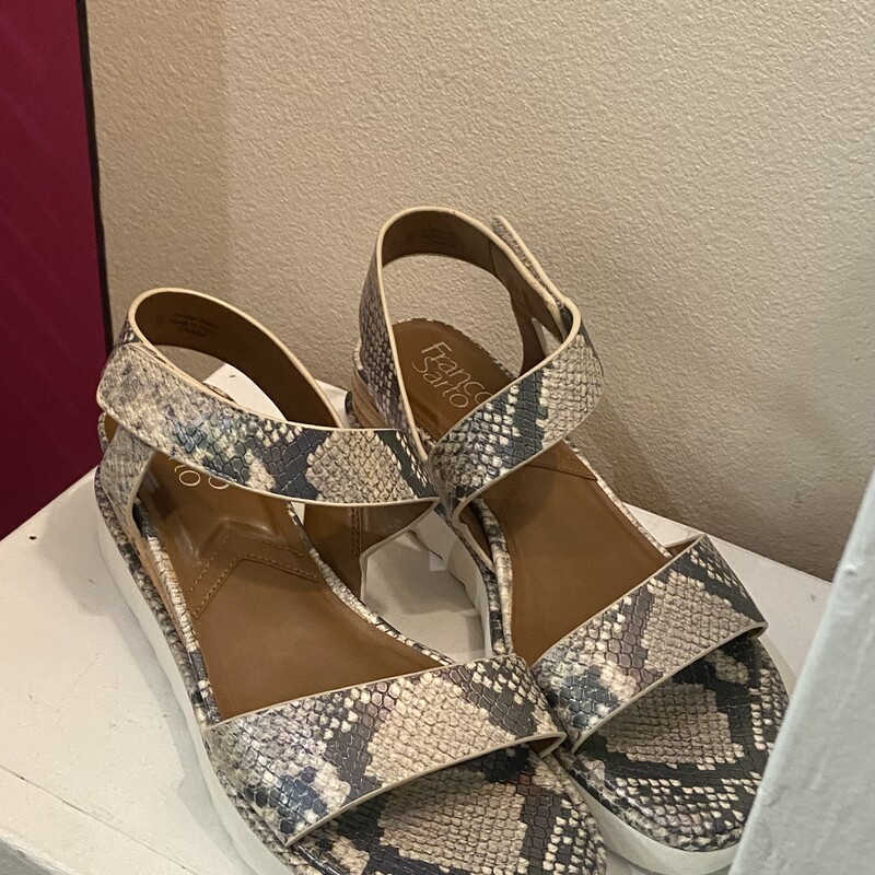 Gry Snake Pat Sandal<br />
Grey<br />
Size: 8 R $65