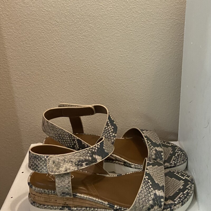 Gry Snake Pat Sandal<br />
Grey<br />
Size: 8 R $65