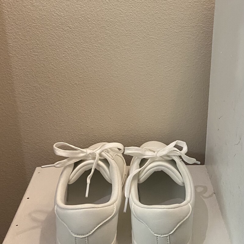 NEW W Faux Lthr Sneaker<br />
White<br />
Size: 8