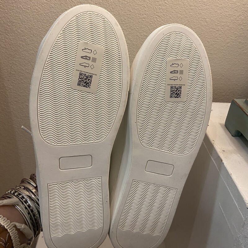 NEW W Faux Lthr Sneaker<br />
White<br />
Size: 8