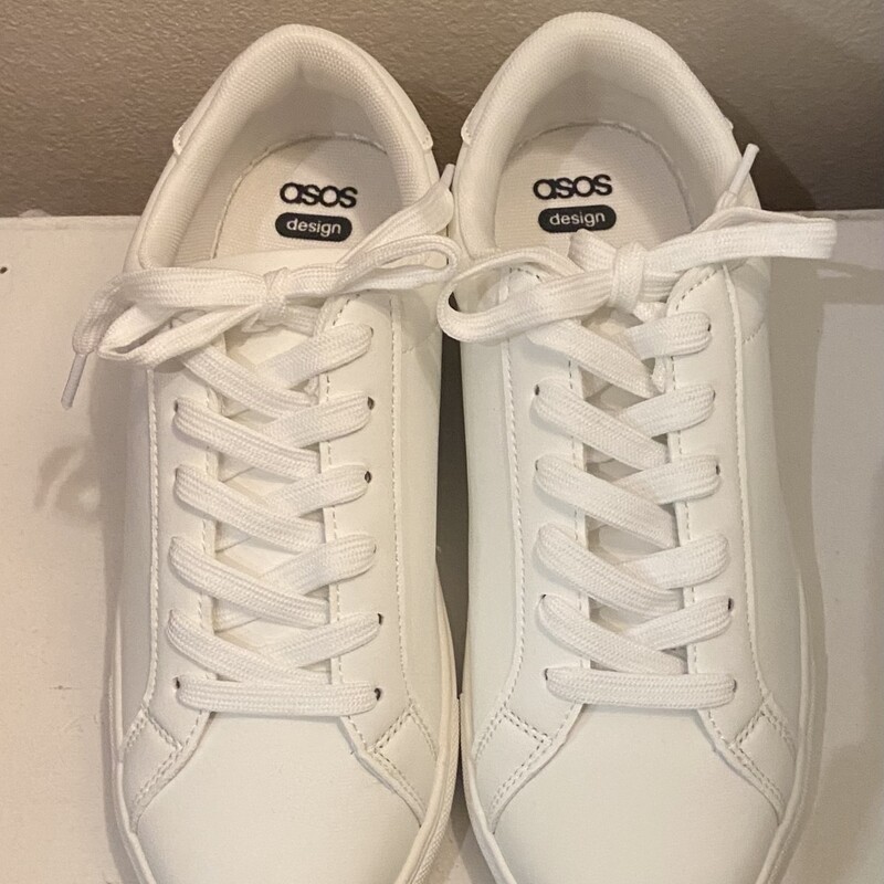 NEW W Faux Lthr Sneaker<br />
White<br />
Size: 8