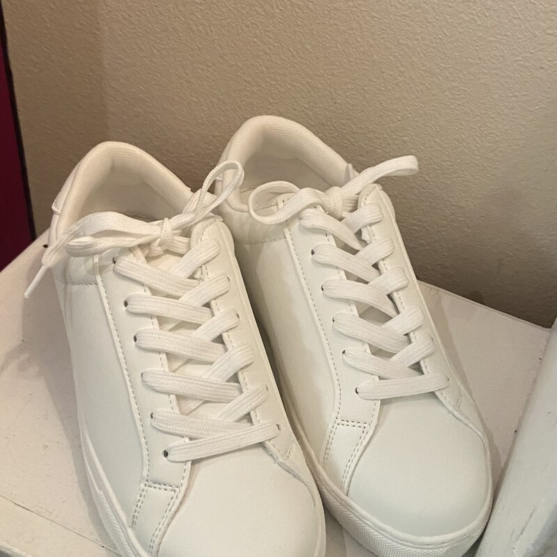 NEW W Faux Lthr Sneaker<br />
White<br />
Size: 8