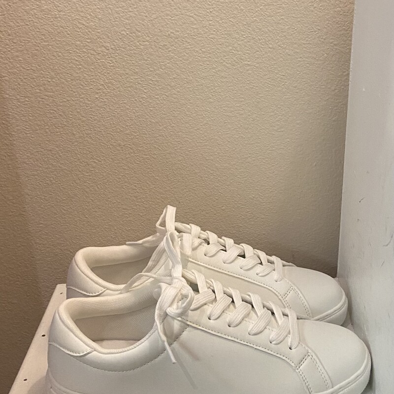 NEW W Faux Lthr Sneaker<br />
White<br />
Size: 8
