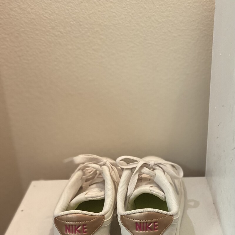 Wht Faux Lther Sneaker<br />
White<br />
Size: 8 R $90