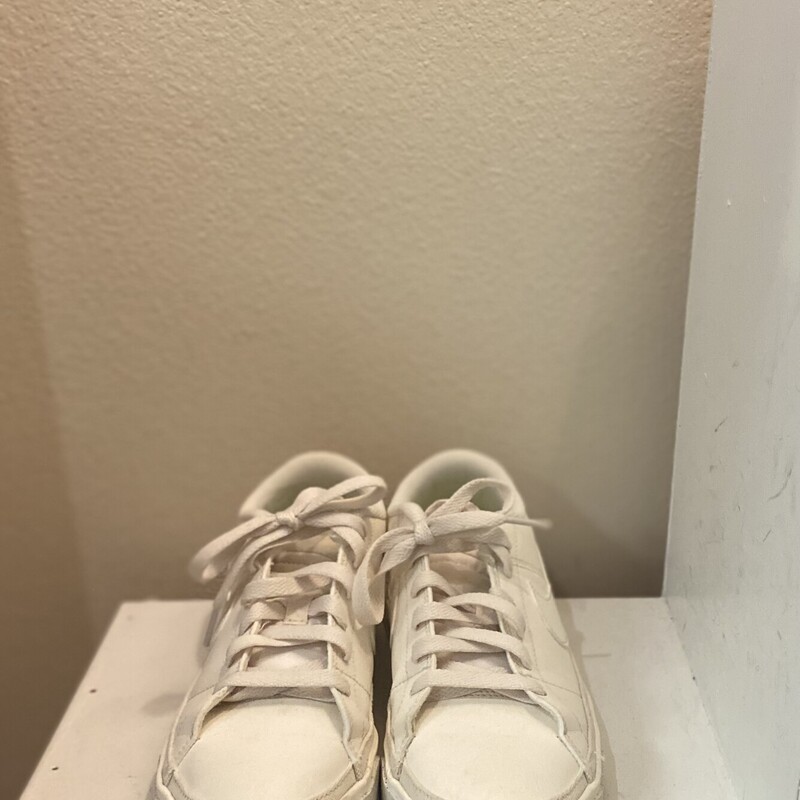 Wht Faux Lther Sneaker<br />
White<br />
Size: 8 R $90
