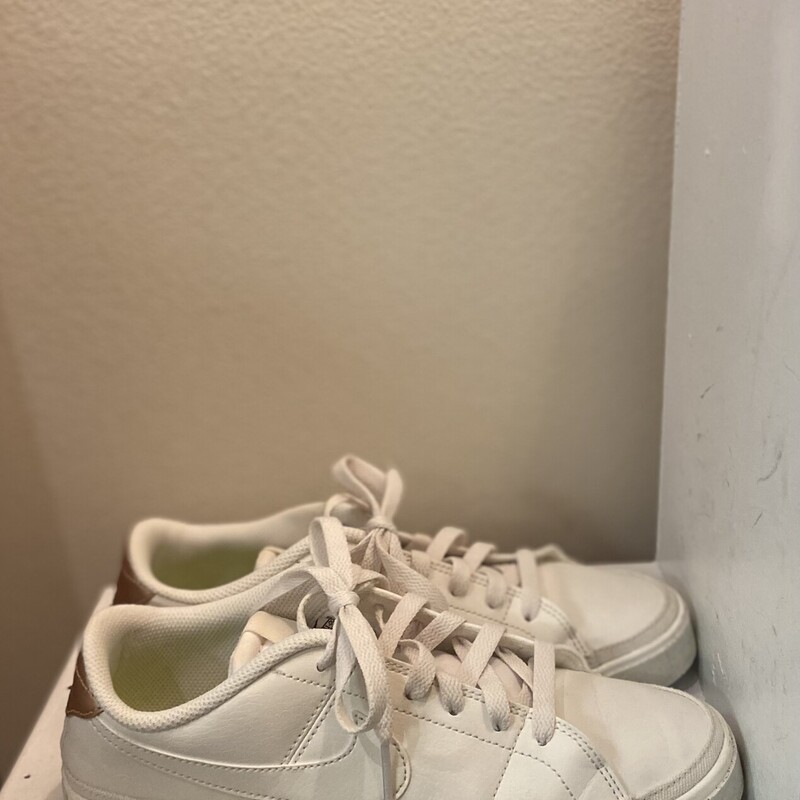 Wht Faux Lther Sneaker<br />
White<br />
Size: 8 R $90